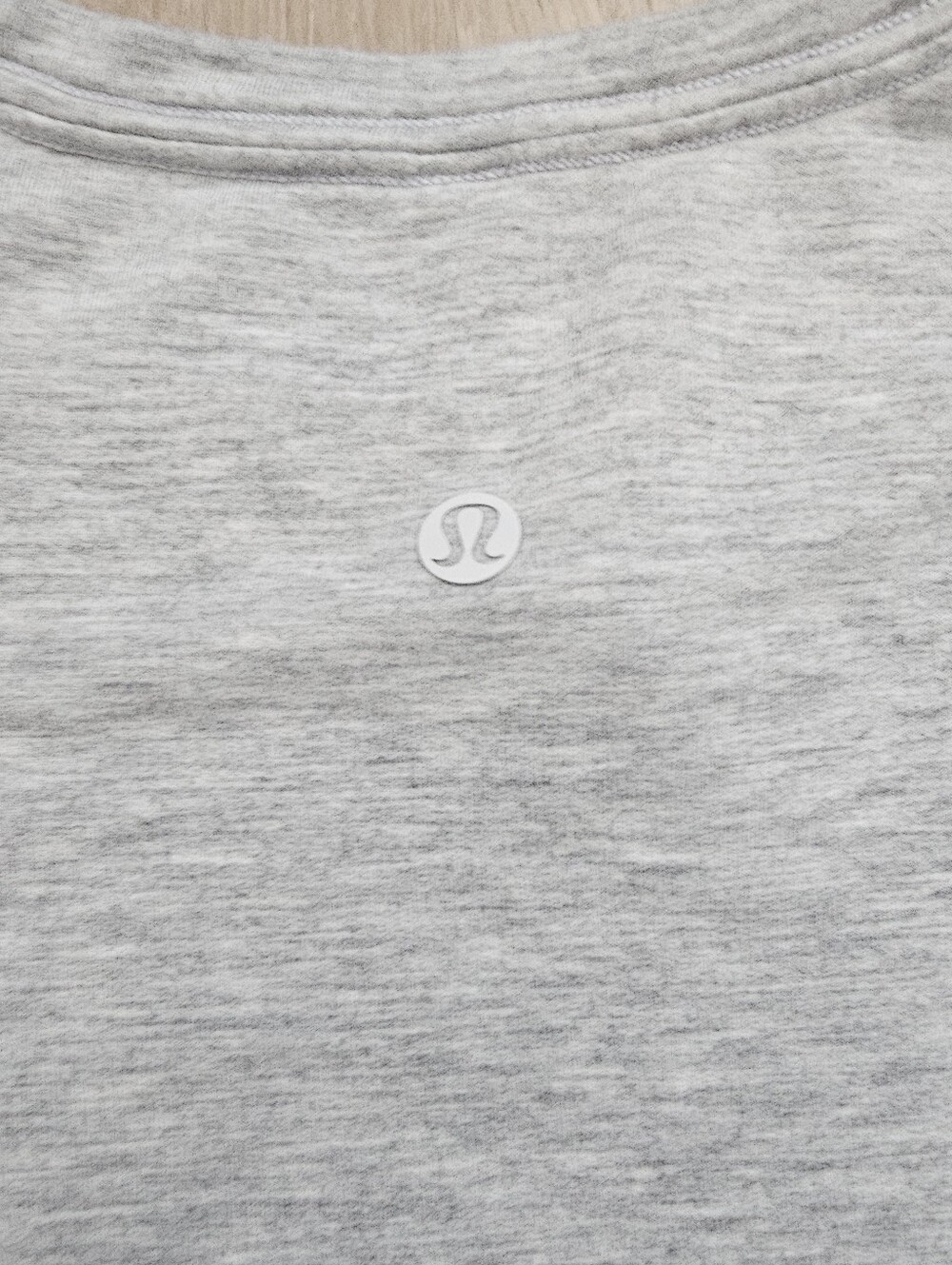 Lululemon Light Gray Long-Sleeve Crewneck Top - Women 6 - Picture 9 of 9